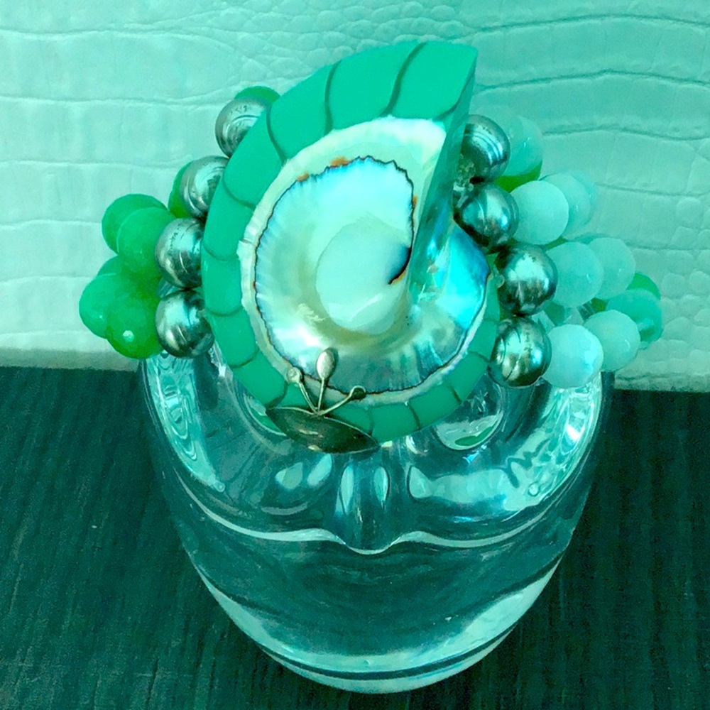 She’ll center MOP Centerpiece stretch facet beads